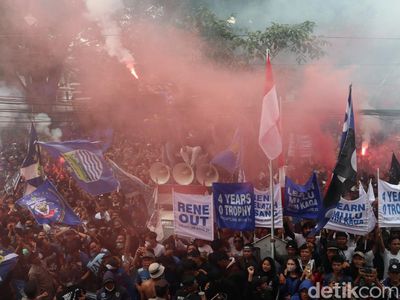 Aksi Ribuan Bobotoh di Kantor Persib Bandung Desak Robert Mundur