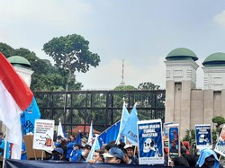 Demo Tuntut UU Ciptaker Dicabut, Massa Buruh Makin Padati DPR Siang Ini
