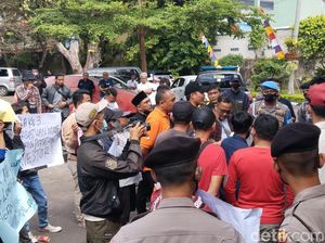 Tolak Relokasi, Pedagang Cincau Citarum Geruduk Pendopo Cianjur Tolak Relokasi, Pedagang Cincau Citarum Geruduk Pendopo Cianjur