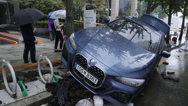 Seoul Diterjang Banjir, Mobil-mobil Mewah Bergelimpangan