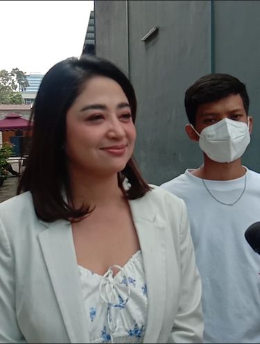 Dewi Perssik bungkam soal kabar perselingkuhan Angga Wijaya saat mereka masih berumah tangga. Dewi hanya meminta Angga untuk introspeksi atas apa yang terjadi saat ini. Selain itu Dewi juga tak menampik kalau nantinya ditakdirkan menikah lagi.