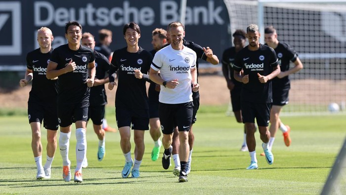 FRANKFURT AM MAIN, GERMANY - AUGUST 09: Sebastian Rode and Makoto Hasebe and Daichi Kamada of Frankfurt during the Eintracht Frankfurt training session ahead of the UEFA Super Cup Final 2022 at Deutsche Bank Park on August 9, 2022 in Frankfurt am Main, Germany. (Photo by Jörg Halisch/Getty Images)