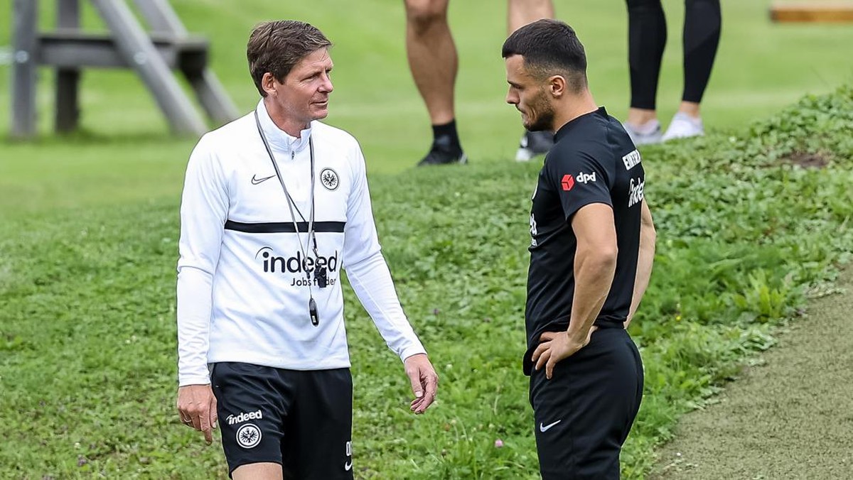 Filip Kostic (kanan) bersama sang pelatih. (Foto: DeFodi Images via Getty Images)