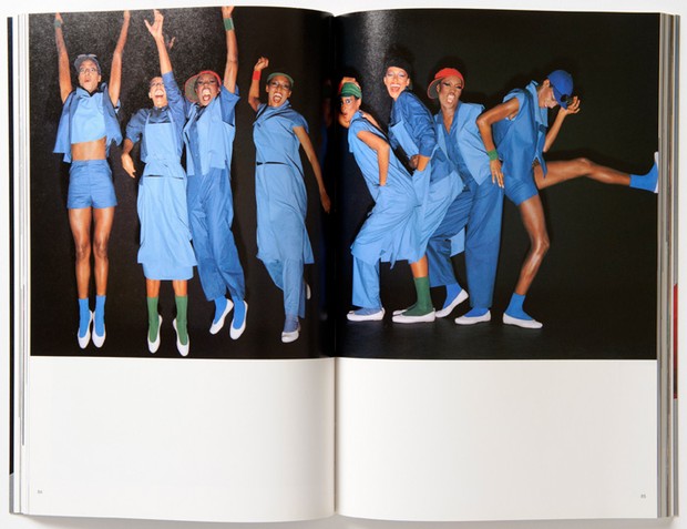 Foto: mds.isseymiyake.com/Tatsuo Masubuchi Koleksi East Meets West, Issey Miyake 1975/