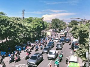 Frontage Ahmad Yani Padat Merayap, Hati-hati Rek! Frontage Ahmad Yani Padat Merayap, Hati-hati Rek!