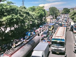 Ratusan Buruh Demo Kantor DPRD Jatim, Frontage Ahmad Yani Padat! Ratusan Buruh Demo Kantor DPRD Jatim, Frontage Ahmad Yani Padat!