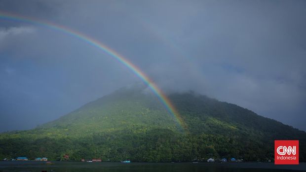 Pemandangan Gunung Api yang berada di Kecamatan Banda Neira, Kabupaten Maluku Tengah, Maluku, Juli 2022. Sejarah pengamatan Gunung Api Banda dicatat sejak tanggal 17 April 1586 dilakukan oleh Bangsa Portugis. CNN Indonesia/Safir Makki