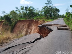 Jalan Desa Kalongan Ungaran Putus gegara Longsor, Jalur Alternatif Disiapkan
