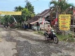 Spanduk Protes Jalan Rusak di Boyolali, Jangan Lewat Sini Dulu, Kami Malu...