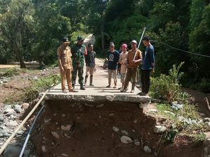 Jembatan di Luwu Putus Diterjang Luapan Sungai, 2 Dusun Terisolir Jembatan di Luwu Putus Diterjang Luapan Sungai, 2 Dusun Terisolir