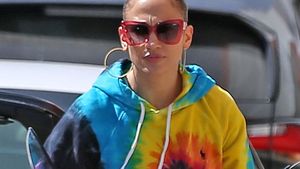 Mentereng Abis! Gaya Jennifer Lopez Pakai Sweater Motif Jumputan Pelangi