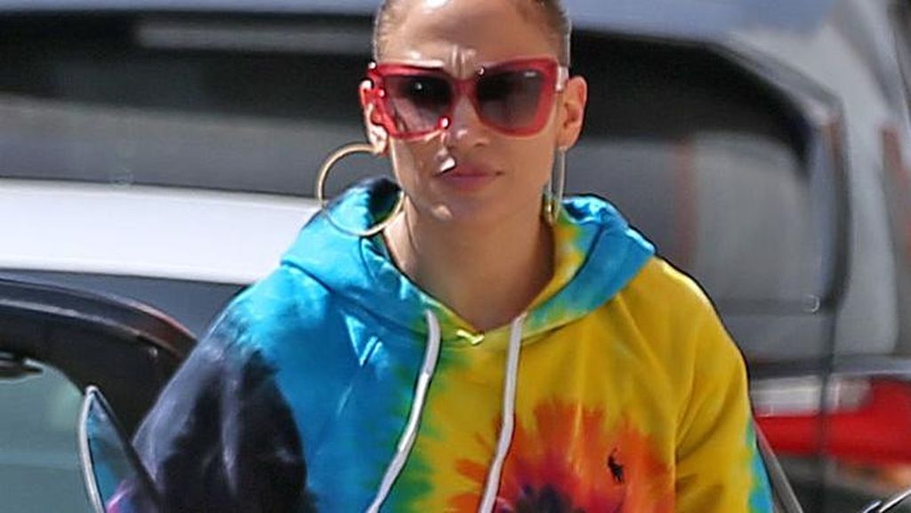 Mentereng Abis! Gaya Jennifer Lopez Pakai Sweater Motif Jumputan Pelangi Mentereng Abis! Gaya Jennifer Lopez Pakai Sweater Motif Jumputan Pelangi