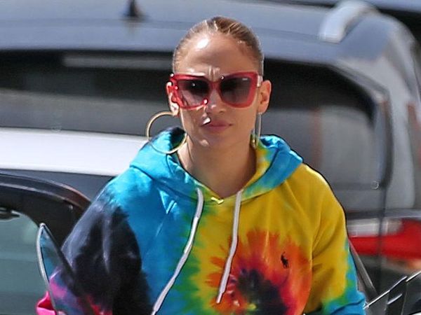 Mentereng Abis! Gaya Jennifer Lopez Pakai Sweater Motif Jumputan Pelangi