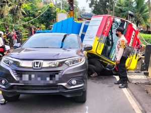 Terlibat Kecelakaan Beruntun, 3 Kendaraan Ringsek di Selemadeg Tabanan Terlibat Kecelakaan Beruntun, 3 Kendaraan Ringsek di Selemadeg Tabanan