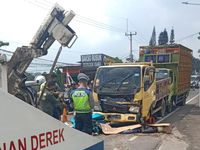 Kecelakaan Hari Ini, 3 Truk Alami Kecelakaan Beruntun Di Turunan ...