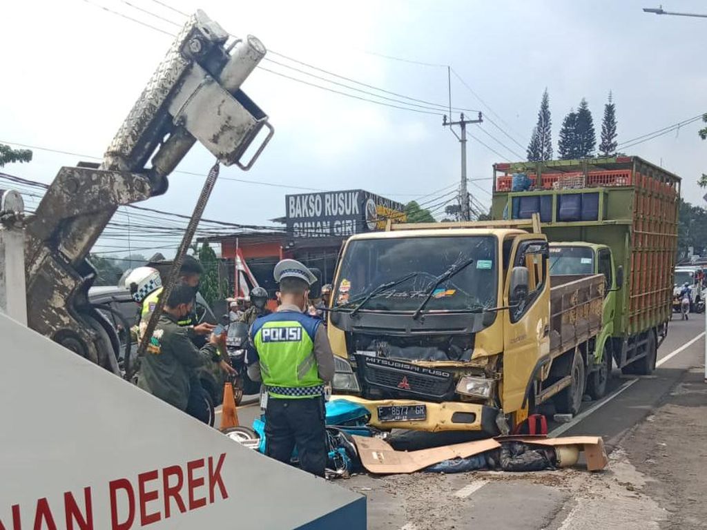 Kecelakaan Beruntun 4 Kendaraan di Puncak Bogor, Seorang Pemotor Tewas