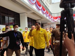 Daftarkan Golkar ke KPU, Airlangga Diteriaki Presiden