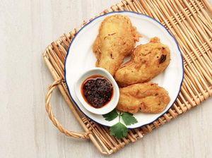 Pedas Gurih! Pisang Goreng Khas Manado Dicocol Sambal Roa