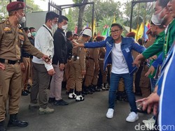 Massa KIB Antusias Berujung Dorong-dorongan di KPU