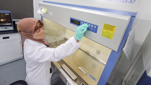 Peneliti melakukan penelitian di Laboratorium Genomik milik Badan Riset dan Inovasi Nasional (BRIN), Cibinong, Kabupaten Bogor, Jawa Barat, Rabu (10/8/2022).  Laboratorium Genomik merupakan salah satu fasilitas infrastruktur pendukung riset terintegrasi dari beberapa laboratorium yang ada pada Pusat Riset dalam Organisasi Riset Ilmu Pengetahuan Hayati, yakni Pusat Riset Biomaterial, Pusat Riset Bioteknologi, Pusat Riset Biologi, dan PRBM Eijkman. ANTARA FOTO/Yulius Satria Wijaya/YU