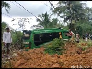Longsor di Tasikmalaya, Elf Terseret Meterial hingga Nyaris Masuk Jurang