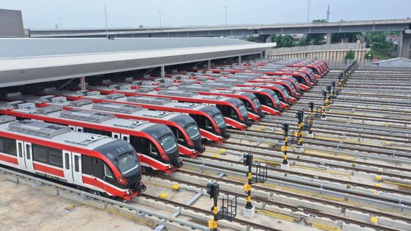 Foto Parkiran Kereta LRT Jabodebek di Bekasi