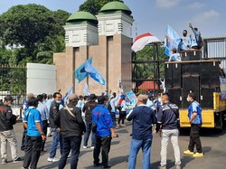 Massa Buruh Mulai Berdatangan, Lalin Depan DPR Ramai Lancar