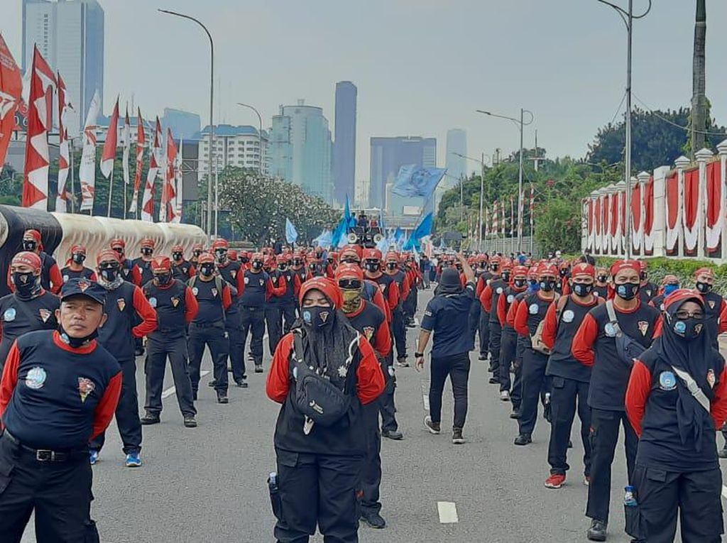 Buruh Long March ke Gedung DPR, Jalan Gatot Subroto Arah Slipi Ditutup