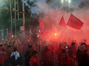 Demo Buruh di DPR Bubar, Massa Pulang Sambil Nyalakan Flare