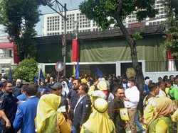 Massa KIB Kumpul di Depan Gedung KPU, Lalin Jalan Imam Bonjol Tersendat