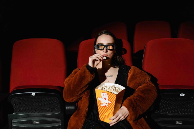 Menonton Film/foto: pexels.com/tima-miroshnichenko Ada beberapa hal yang bisa kamu lakukan untuk mencegah kondisi epilepsi photosensitif