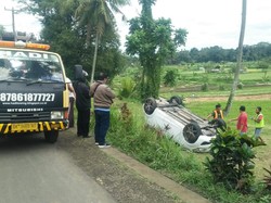 Oleng, Mobil Splash Terperosok-Terbalik di Setra Desa Adat Sidemen