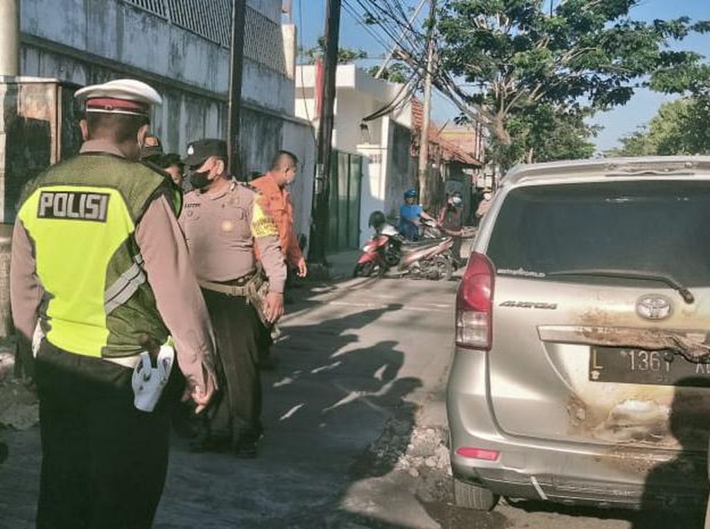 Sebuah Motor di Surabaya Tiba-tiba Terbakar-Sambar Mobil, Pemilik Kabur