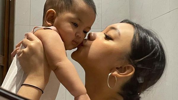 8 Potret Naura Ayu Momong Adik Beda Usia 17 Tahun, Aura Keibuan Terpancar