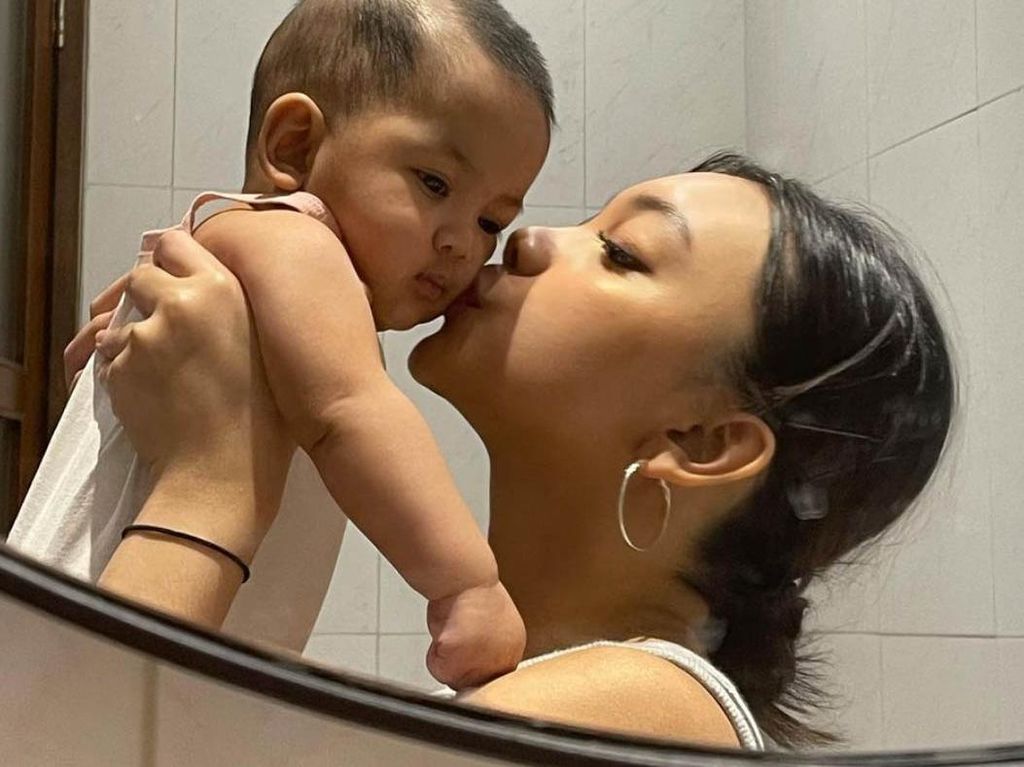 8 Potret Naura Ayu Momong Adik Beda Usia 17 Tahun, Aura Keibuan Terpancar 8 Potret Naura Ayu Momong Adik Beda Usia 17 Tahun, Aura Keibuan Terpancar