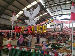 Semangat Pedagang Pasar Rejowinangun Magelang Semarakkan HUT RI Semangat Pedagang Pasar Rejowinangun Magelang Semarakkan HUT RI