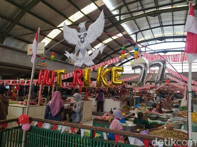 Semangat Pedagang Pasar Rejowinangun Magelang Semarakkan HUT RI