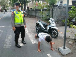 Tertangkap Tak Pakai Helm, Pelajar-Warga Ditilang dan Dihukum Push Up