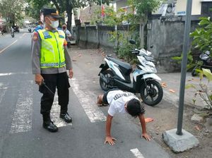 Tertangkap Tak Pakai Helm, Pelajar-Warga Ditilang dan Dihukum Push Up Tertangkap Tak Pakai Helm, Pelajar-Warga Ditilang dan Dihukum Push Up