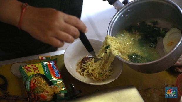 Penjualan mie instan di warkop area Radio Dalam, Jakarta, Rabu (10/8/2022). (CNBC Indonesia/ Muhammad Sabki)