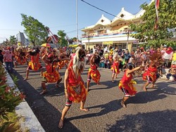 2022 Peserta Penari Bujangganong dan Sufi Turun ke Jalan Ponorogo