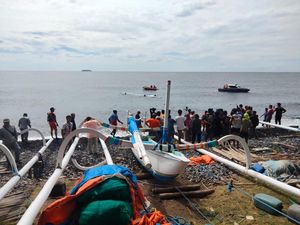 Perahu Nelayan Tulamben Hancur Ditabrak Kapal Ferry Saat Melaut Perahu Nelayan Tulamben Hancur Ditabrak Kapal Ferry Saat Melaut