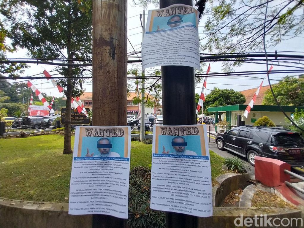 Sidang Bos SPI: Poster Arist Merdeka Sirait Bertuliskan WANTED Bertebaran