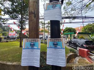 Sidang Bos SPI: Poster Arist Merdeka Sirait Bertuliskan WANTED Bertebaran Sidang Bos SPI: Poster Arist Merdeka Sirait Bertuliskan WANTED Bertebaran