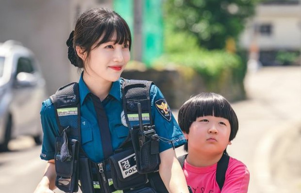 Potret Joy saat berperan sebagai polisi di desa Heedong/Foto: instagram.com/smtown KakaoTV dan smtown merilis foto Joy dengan peran barunya.