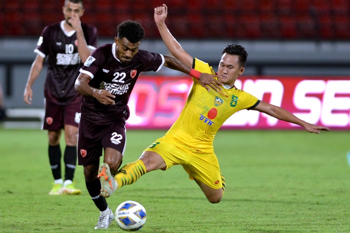 PSM MAKASSAR KALAHKAN KEDAH DARUL AMAN Pesepak bola PSM Makassar Yakob Sayuri (kiri) dihadang pesepak bola Kedah Darul Aman Malaysia Khairu Azrin (kanan) saat pertandingan Semifinal zona ASEAN Piala AFC 2022 di Stadion Kapten I Wayan Dipta, Gianyar, Bali, Selasa (9/8/2022). PSM Makassar berhasil mengalahkan Kedah Darul Aman dengan skor 2-1 dan lolos ke final zona ASEAN Piala AFC 2022. ANTARA FOTO/Fikri Yusuf/aww.