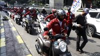 Pengunjukrasa Ramai-ramai Dorong Sepeda Motor Menuju Gedung DPR