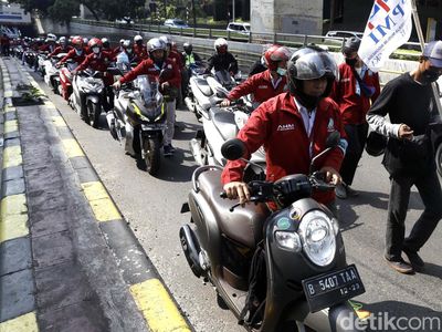 Pengunjukrasa Ramai-ramai Dorong Sepeda Motor Menuju Gedung DPR