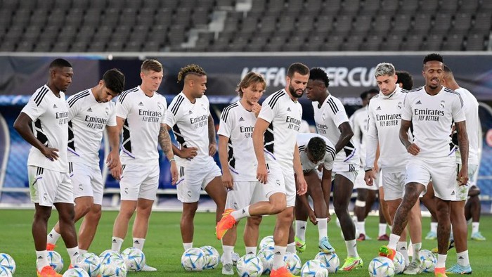 Real Madrids team attends a training session on the eve of the UEFA Super Cup football match between Real Madrid vs Eintracht Frankfurt in Helsinki, on August 9, 2022. (Photo by JAVIER SORIANO / AFP) (Photo by JAVIER SORIANO/AFP via Getty Images)