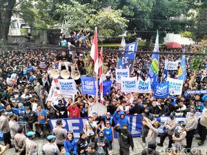 Ribuan Bobotoh Kepung Kantor Manajemen Persib Bandung!